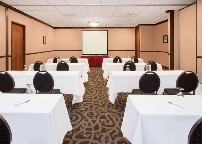 Hotel Wyndham Garden Chicago Northwest 4*