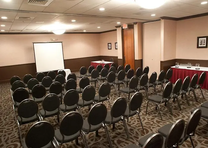 Hotel Wyndham Garden Chicago Northwest 4*